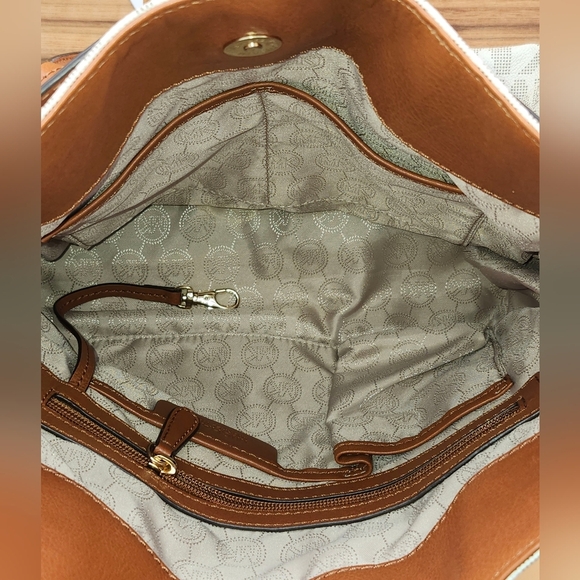 Michael Kors Tan Shoulder Bag With Structure, Gold Finishes & 4 Bottom Feet - Picture 7 of 7